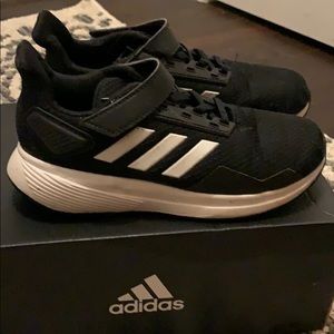 Boys size 1 Velcro sneakers.